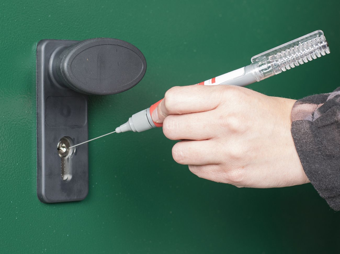 Service pen for lubrication of locks
